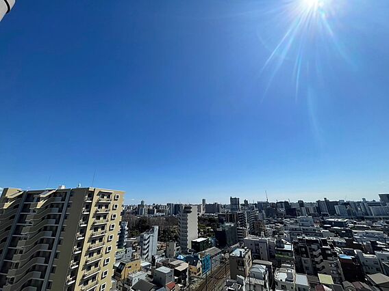 周辺は高い建物...