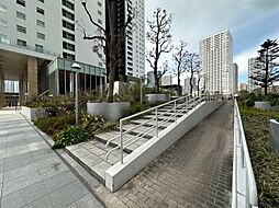 共用部の階段です。明るく清潔に管理されています。