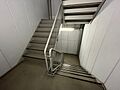 共用部の階段で...