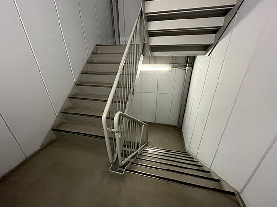 共用部の階段で...