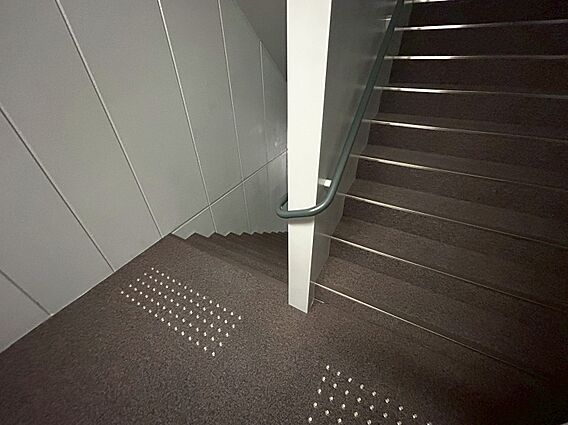 共用部の階段で...