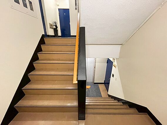 共用部の階段で...