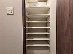 収納スペースが付いていて、お部屋を広く使っていただけます。