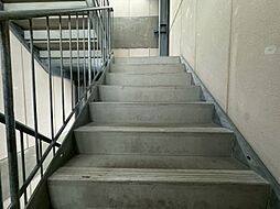共用部の階段です。明るく清潔に管理されています。