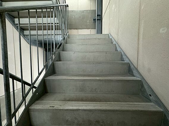 共用部の階段で...