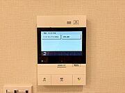 誰が来てもわかる様にモニター付きインターホンを設置。