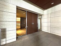 上質感漂う玄関アプローチです。