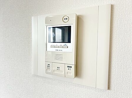 誰が来てもわかる様にモニター付きインターホンを設置。