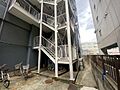 共用部の階段で...