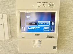 誰が来てもわかる様にモニター付きインターホンを設置。