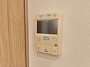 誰が来てもわかる様にモニター付きインターホンを設置。