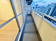 朝の澄んだ空気や、夕方に吹く清々しい風を感じられるバルコニー。