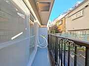 朝の澄んだ空気や、夕方に吹く清々しい風を感じられるバルコニー。