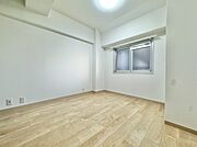 清かで艶やかな時間をもたらしてくれる室内です。
