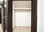 家電やスーツケース、ストック品など何でも片付く嬉しい空間です。