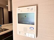 誰が来てもわかる様にモニター付きインターホンを設置。