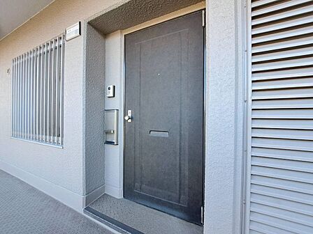 清潔感のある落ち着いた雰囲気の玄関です。