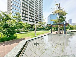 マンションの敷地内には、中庭もございます。