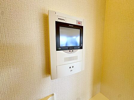 誰が来てもわかる様にモニター付きインターホンを設置。