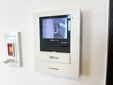 誰が来てもわかる様にモニター付きインターホンを設置。