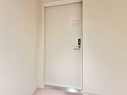 共用部の階段です。明るく清潔に管理されています。