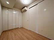 清かで艶やかな時間をもたらしてくれる室内です。