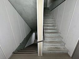 共用部の階段です。明るく清潔に管理されています。