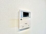 誰が来てもわかる様にモニター付きインターホンを設置。