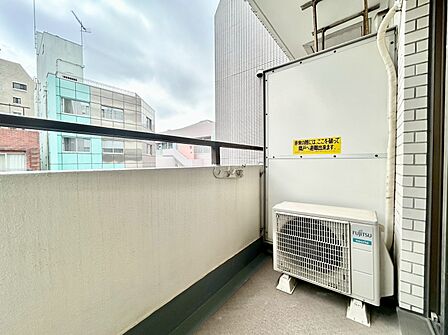 朝の澄んだ空気や、夕方に吹く清々しい風を感じられるバルコニー。