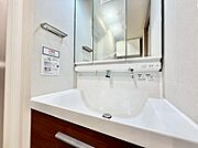 清潔感を感じられる洗面化粧台。