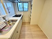 使いやすくスタイリッシュなキッチン空間になっております。