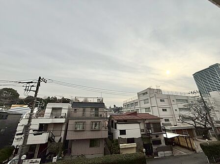 陽当たり・通風・開放感に恵まれた環境です。