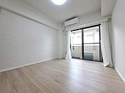 清かで艶やかな時間をもたらしてくれる室内です。