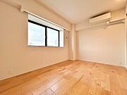 清かで艶やかな時間をもたらしてくれる室内です。