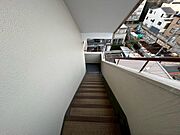 共用部の階段です。明るく清潔に管理されています。