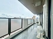 朝の澄んだ空気や、夕方に吹く清々しい風を感じられるバルコニー。