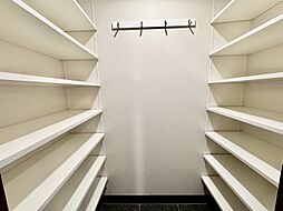家電やスーツケース、ストック品など何でも片付く嬉しい空間です。
