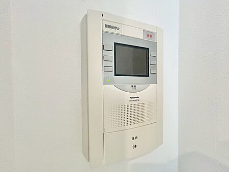 誰が来てもわかる様にモニター付きインターホンを設置。