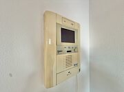 誰が来てもわかる様にモニター付きインターホンを設置。