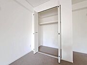 家電やスーツケース、ストック品など何でも片付く嬉しい空間です。
