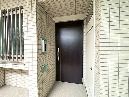 清潔感のある落ち着いた雰囲気の玄関です。