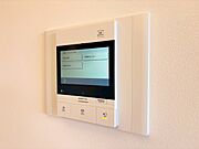 誰が来てもわかる様にモニター付きインターホンを設置。