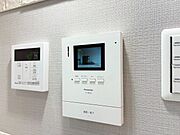 誰が来てもわかる様にモニター付きインターホンを設置。