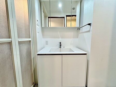 清潔感を感じられる洗面化粧台。