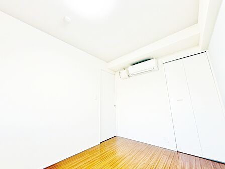 清かで艶やかな時間をもたらしてくれる室内です。