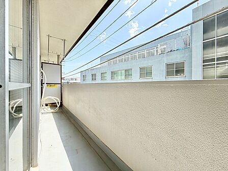 朝の澄んだ空気や、夕方に吹く清々しい風を感じられるバルコニー。