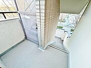 共用部の階段です。明るく清潔に管理されています。