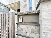 誰が来てもわかる様にカメラ付きインターホンを設置。