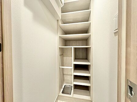 家電やスーツケース、ストック品など何でも片付く嬉しい空間です。