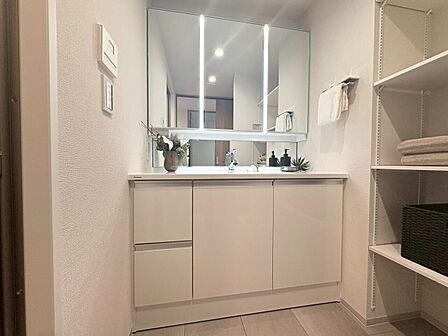 清潔感を感じられる洗面化粧台。